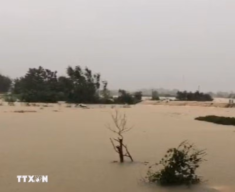 Nước lũ dâng cao làm vỡ đê bối sông Cầu tại tổ 33, phường Phan Đình Phùng, tỉnh Thái Nguyên. (Ảnh: Thảo Nguyên/TTXVN)