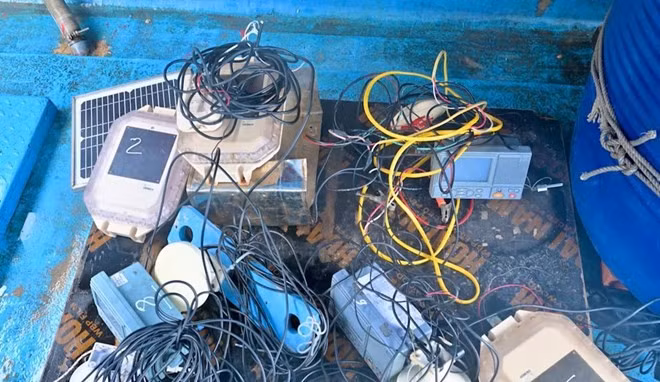 Các thiết bị thu được trên các tàu trong vụ án liên quan 13 tàu cá tháo thiết bị giám sát hành trình bị khởi tố. (Nguồn: Công an tỉnh Quảng Ninh)