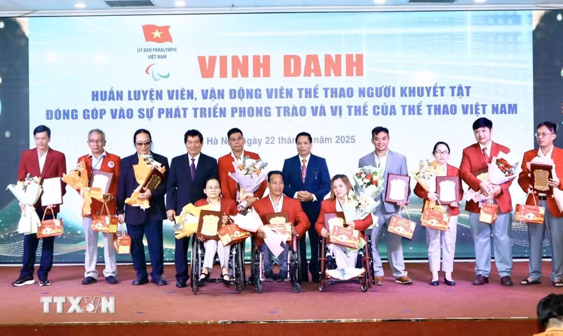 Vinh danh Huấn luyện viên, vận động viên thể thao người khuyết tật đóng góp vào sự phát triển phong trào và vị thế của thể thao Việt Nam. (Ảnh: TTXVN phát)