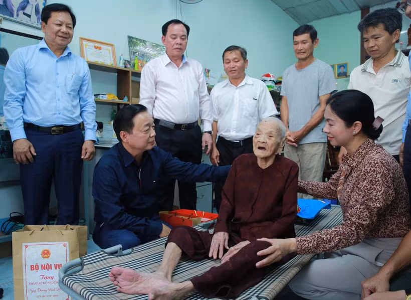 Phó Thủ tướng Trần Hồng Hà thăm và tặng quà Mẹ Việt Nam anh hùng Nguyễn Thị Mùi. (Nguồn: Báo Chính phủ)