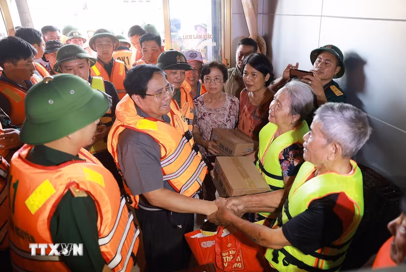 Thủ tướng Phạm Minh Chính chỉ đạo công tác cứu hộ, cứu nạn và động viên nhân dân khu vực ngập lụt tại Thái Nguyên. (Ảnh: Dương Giang/TTXVN)