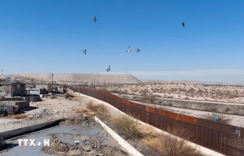 Một phần bức tường biên giới Mỹ-Mexico, tại Ciudad Juarez, Mexico, ngày 4/2/2025. (Ảnh: THX/TTXVN)