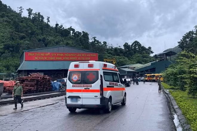 Xe cấp cứu có mặt tại hiện trường. (Nguồn: Cổng TTĐT Quảng Ninh)