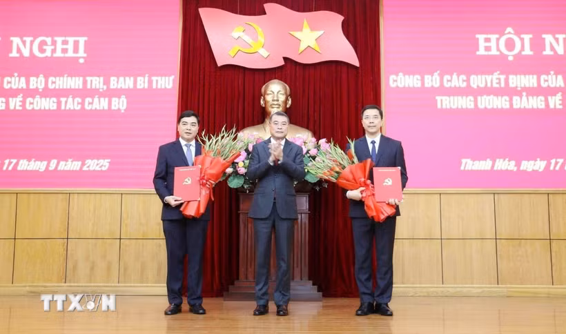 Đồng chí Lê Minh Hưng, Ủy viên Bộ Chính trị, Bí thư Trung ương Đảng, Trưởng Ban Tổ chức Trung ương trao quyết định của Bộ Chính trị cho đồng chí Nguyễn Hoài Anh (trái) và đồng chí Nguyễn Hồng Phong (phải). (Ảnh: Việt Hoàng/TTXVN)