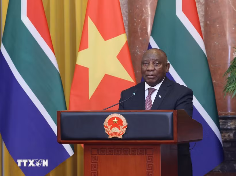 Tổng thống Nam Phi Matamela Cyril Ramaphosa gặp gỡ báo chí, thông báo về kết quả hội đàm giữa hai bên. (Ảnh: Lâm Khánh/TTXVN)