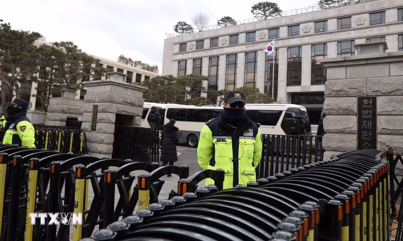 Cảnh sát gác bên ngoài Tòa án Hiến pháp ở Seoul, nơi diễn ra phiên luận tội Tổng thống Hàn Quốc Yoon Suk Yeol, ngày 25/2/2025. (Ảnh: THX/TTXVN)