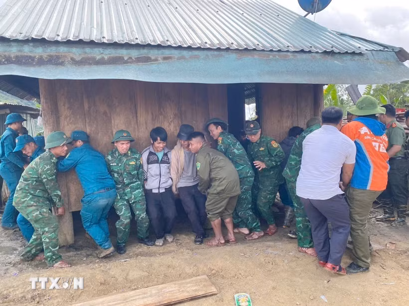 Di chuyển nhà trong vùng sạt lở thôn Pứt, xã Hùng Sơn, thành phố Đà Nẵng đến nơi an toàn. (Ảnh: Bộ đội biên phòng thành phố Đà Nẵng cung cấp/TTXVN phát)