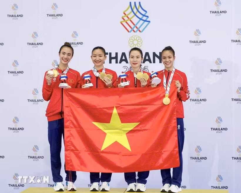 Hoàng Thị Mỹ Tâm, Đinh Thị Hương, Nguyễn Thị Diệu Ly và Nguyễn Thị Thu thi đấu xuất sắc, đánh bại chủ nhà Thái Lan, giành huy chương Vàng môn Karate. (Ảnh: TTXVN phát)
