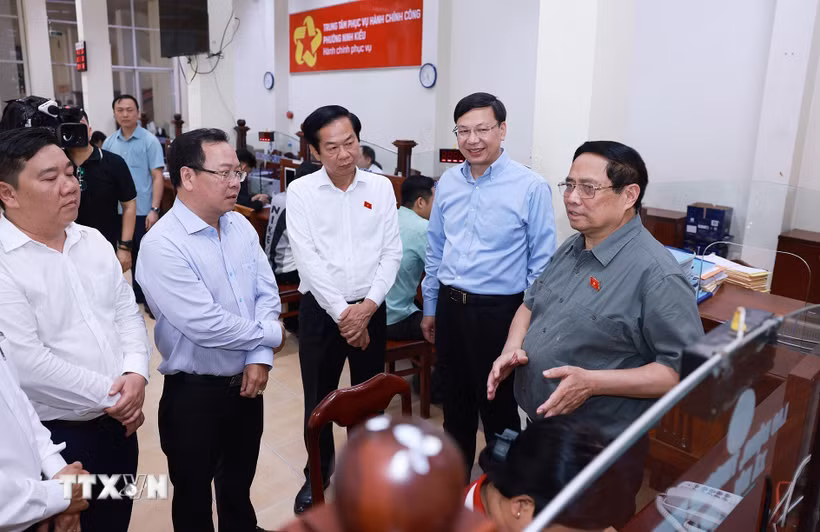 Thủ tướng Phạm Minh Chính thăm, kiểm tra tình hình hoạt động của Trung tâm Phục vụ hành chính công phường Ninh Kiều. (Ảnh: Dương Giang/TTXVN)