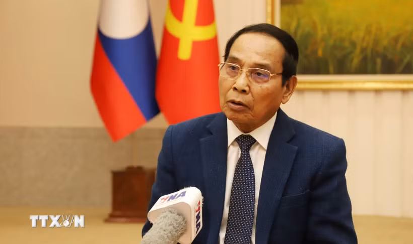 Đồng chí Bounthong Chitmany, Ủy viên Bộ Chính trị, Thường trực Ban Bí thư Trung ương Đảng Nhân dân Cách mạng Lào, Phó Chủ tịch nước CHDCND Lào, trả lời phỏng vấn phóng viên TTXVN. (Ảnh: Xuân Tú/TTXVN)