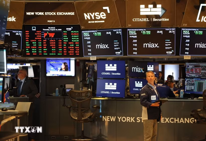 Hoạt động giao dịch trên sàn chứng khoán New York, Mỹ. (Ảnh: THX/TTXVN)