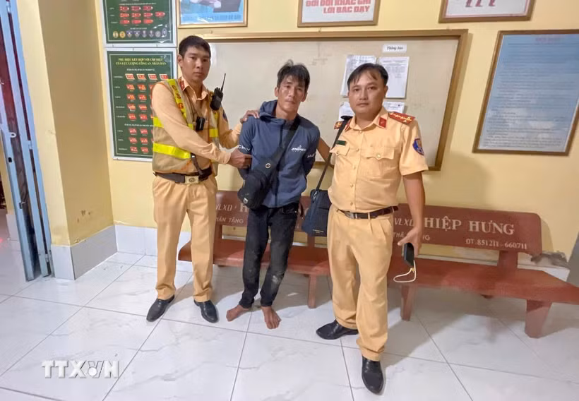 Đối tượng Dương Chí Tính bị Tổ công tác Trạm Cảnh sát giao thông Mỹ Xuyên, Phòng Cảnh sát Giao thông Công an thành phố Cần Thơ bắt giữ. (Ảnh: TTXVN phát)