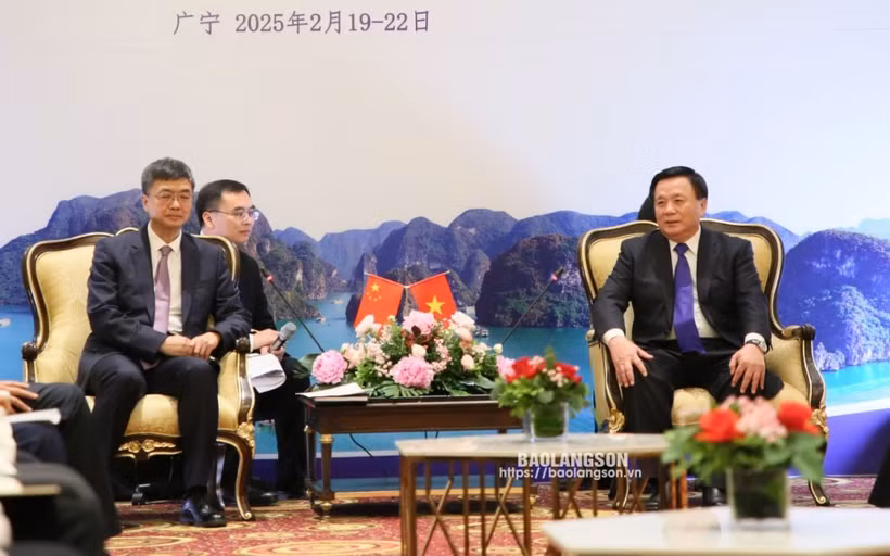 Ông Nguyễn Xuân Thắng, Ủy viên Bộ Chính trị, Chủ tịch Hội đồng Lý luận Trung ương, Giám đốc Học viện Chính trị quốc gia Hồ Chí Minh tiếp ông Trần Cương, Bí thư Khu ủy Quảng Tây (Trung Quốc). (Nguồn: Báo Lạng Sơn)