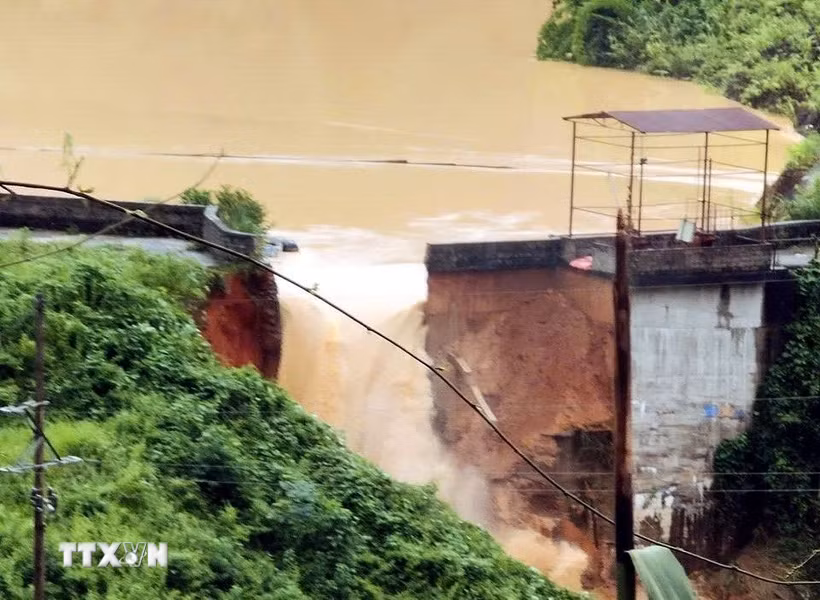 Hiện trường đập thủy điện Bắc Khê (Lạng Sơn) bị vỡ chiều 7/10/2025. (Ảnh: TTXVN phát)
