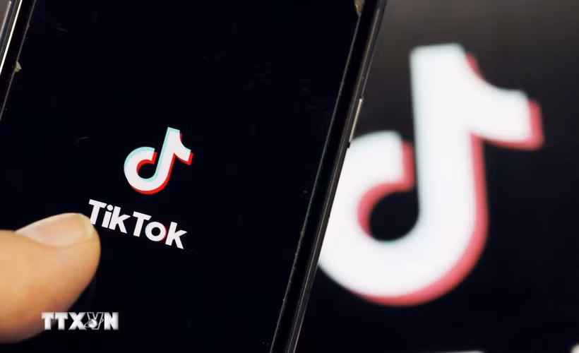 Biểu tượng ứng dụng TikTok trên màn hình điện thoại di động. (Ảnh: Kyodo/TTXVN)