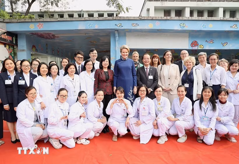 Hoàng hậu Bỉ Mathilde với các y, bác sỹ của Bệnh viện Nhi Trung ương. (Ảnh: TTXVN phát)
