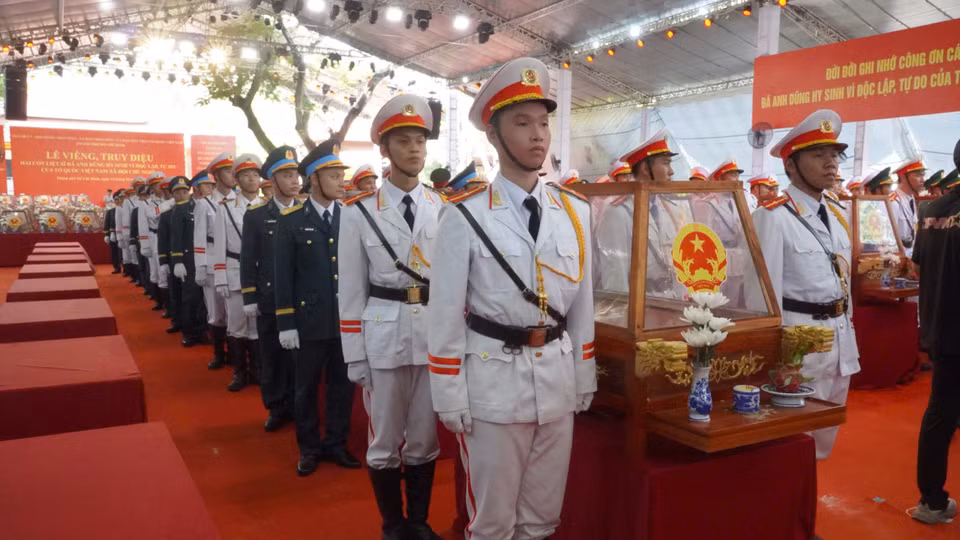 Lễ truy điệu trong diễn ra trong tiếng nhạc trầm hùng, và phút mặc niệm xúc động. (Ảnh: PV/Vietnam+)