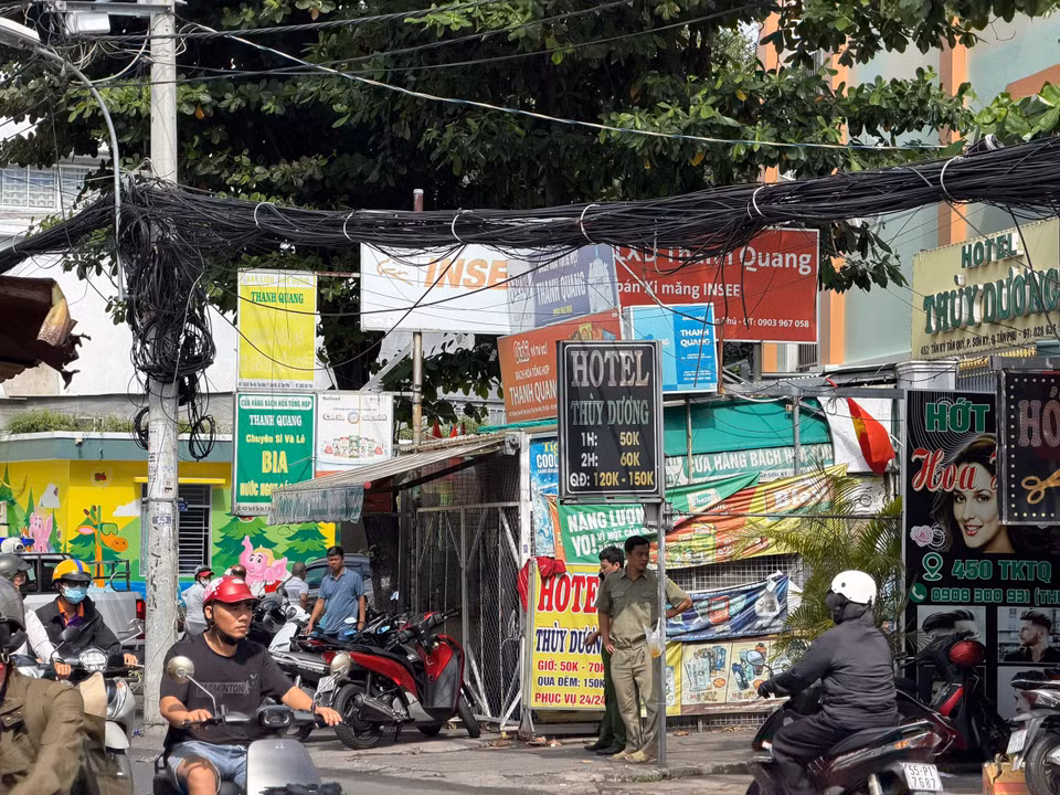 Khung cảnh bên ngoài khách sạn Thuỳ Dương, lực lượng chức năng phong tỏa hiện trường, tiến hành khám nghiệm để làm rõ nguyên nhân vụ hỏa hoạn. (Ảnh: CTV/Vietnam+)