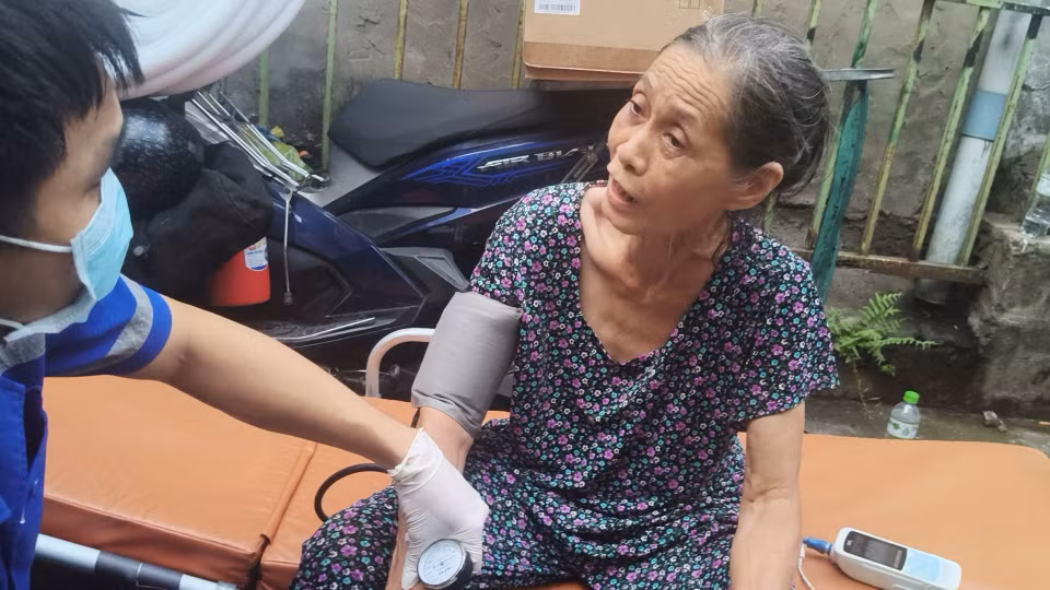 Nạn nhân bị thương nhẹ được đưa đến Bệnh viện Thống Nhất để tiến hành sơ cứu. (Ảnh: PV/Vietnam+)