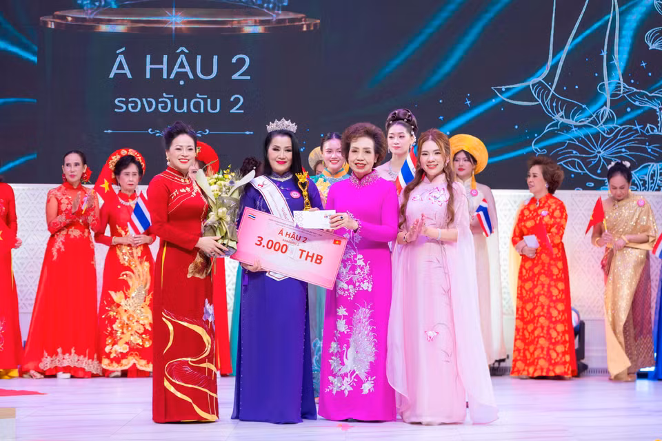 Bà Jeeranun Sirithadakul (60 tuổi) – Á hậu 2 Bảng A. Một trong những thí sinh lớn tuổi nhất bảng A đã chứng minh rằng vẻ đẹp của người phụ nữ trong tà áo dài không bao giờ phai mờ theo thời gian. (Ảnh: PV/Vietnam+)