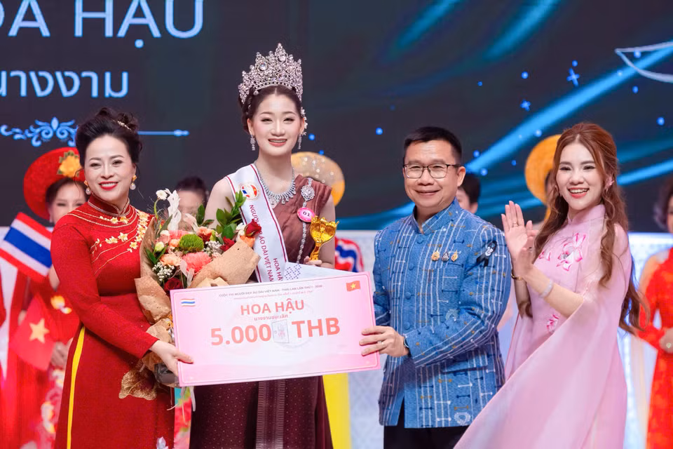 Cô gái 19 tuổi người Thái Lan Hathaipart Saengsawang đăng quang ngôi vị Hoa hậu Bảng A trong Cuộc thi Áo dài Việt Nam được tổ chức tại Udon Thani (Thái Lan) hôm 29/9/2026. Với nụ cười rạng rỡ và thần thái tự tin, chiến thắng của cô gái 19 tuổi là minh chứng về sức hút vượt biên giới của tà áo dài Việt Nam đối với thế hệ trẻ. (Ảnh: PV/Vietnam+)