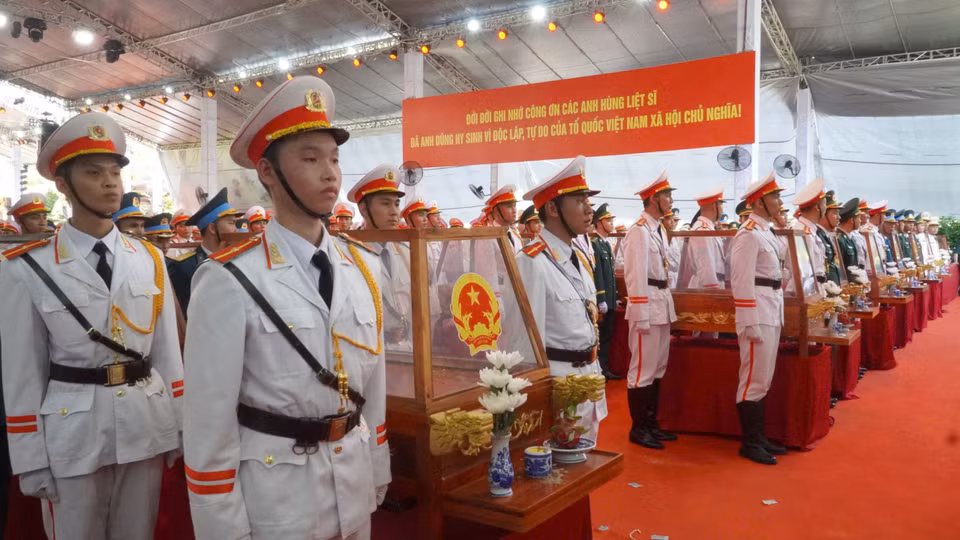 6 giờ 30 phút ngày 14/10, tại Công viên văn hóa Lê Thị Riêng, đội nghi lễ chỉnh tề bên những hài cốt của các chiến sỹ trong không khí tĩnh lặng, nghẹn ngào. (Ảnh: PV/Vietnam+)