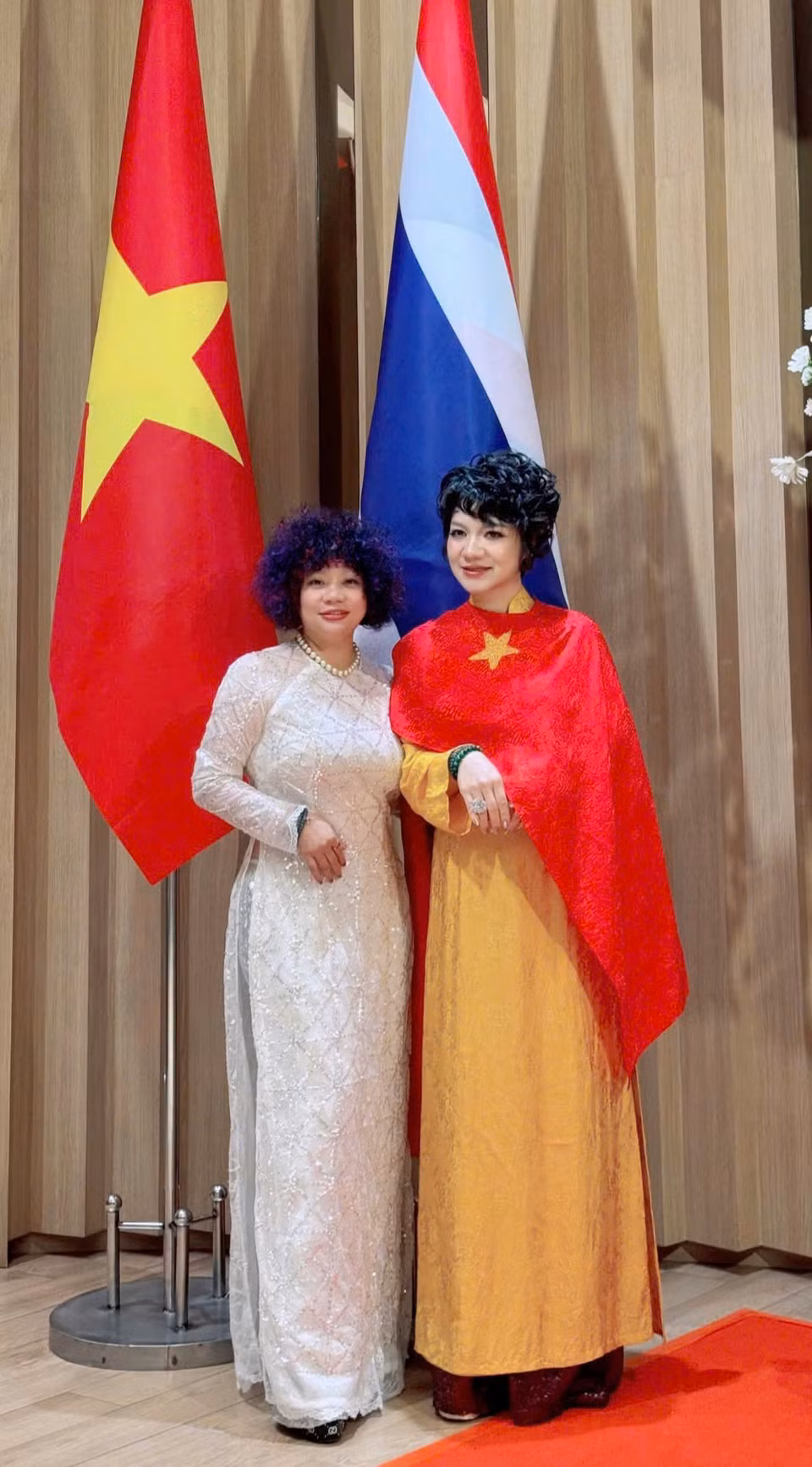 Khách mời gây ấn tượng với những bộ áo dài mềm mại, thiết kế độc đáo nhưng vẫn mang tính truyền thống dân tộc. (Ảnh: PV/Vietnam+)