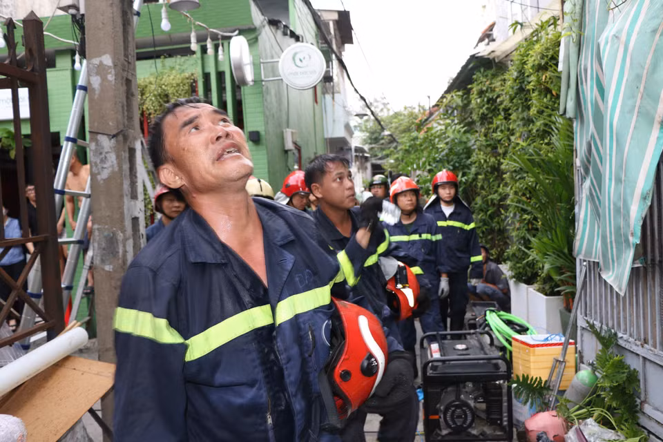 Lực lượng chức năng khẩn trương có mặt tại hiện trường để triển khai công tác cứu hộ. (Ảnh: PV/Vietnam+)