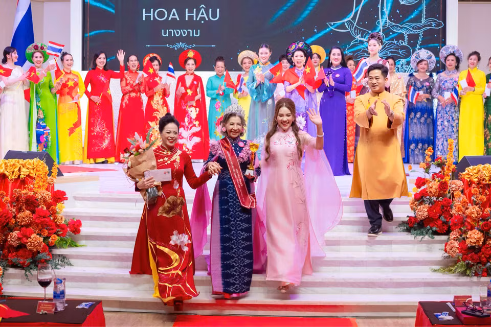 Bà Pomprara Wianwiwat (giữa) – Hoa hậu Bảng B (Trang phục truyền thống Thái Lan). Ở tuổi 72, bà Pomprara đã chinh phục Ban giám khảo với vẻ đẹp quý phái và sự duyên dáng trong trang phục lụa Thái truyền thống. Bà là minh chứng sống động cho thông điệp thanh xuân là trạng thái của tâm hồn. (Ảnh: PV/Vietnam+)