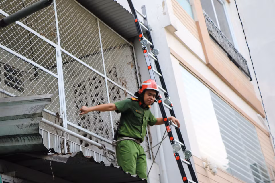 Lực lượng chức năng tiến hành kiểm tra, xử lý hiện trường sau khi giải cứu thành công. (Ảnh: PV/Vietnam+)