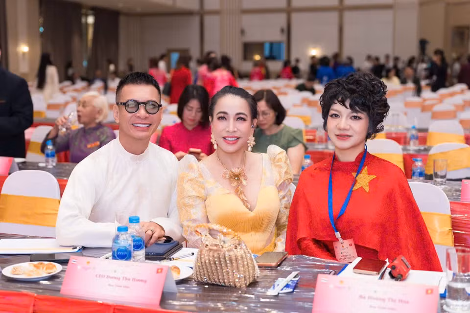 Ban Giám khảo cuộc thi Quy tụ những chuyên gia hàng đầu: Bà Nguyễn Thị Hoàng Anh (Trưởng Ban Giám khảo), Nhà thiết kế Kenny Thái (trái), Nhà thiết kế Nguyễn Thị Đoan Trang, Nhà thiết kế Trần Phương Hoa và các thành viên khác. Nhà thiết kế Kenny Thái chia sẻ: “Áo dài không chỉ là một trang phục. Đó là ký ức, là văn hóa và là khí chất Việt Nam được gìn giữ qua từng thế hệ”. (Ảnh: PV/Vietnam+)