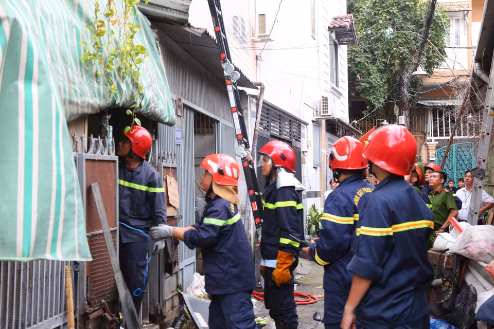 Đến tối cùng ngày, căn nhà vẫn được phong tỏa để đảm bảo an toàn và phục vụ công tác điều tra nguyên nhân. (Ảnh: PV/Vietnam+)