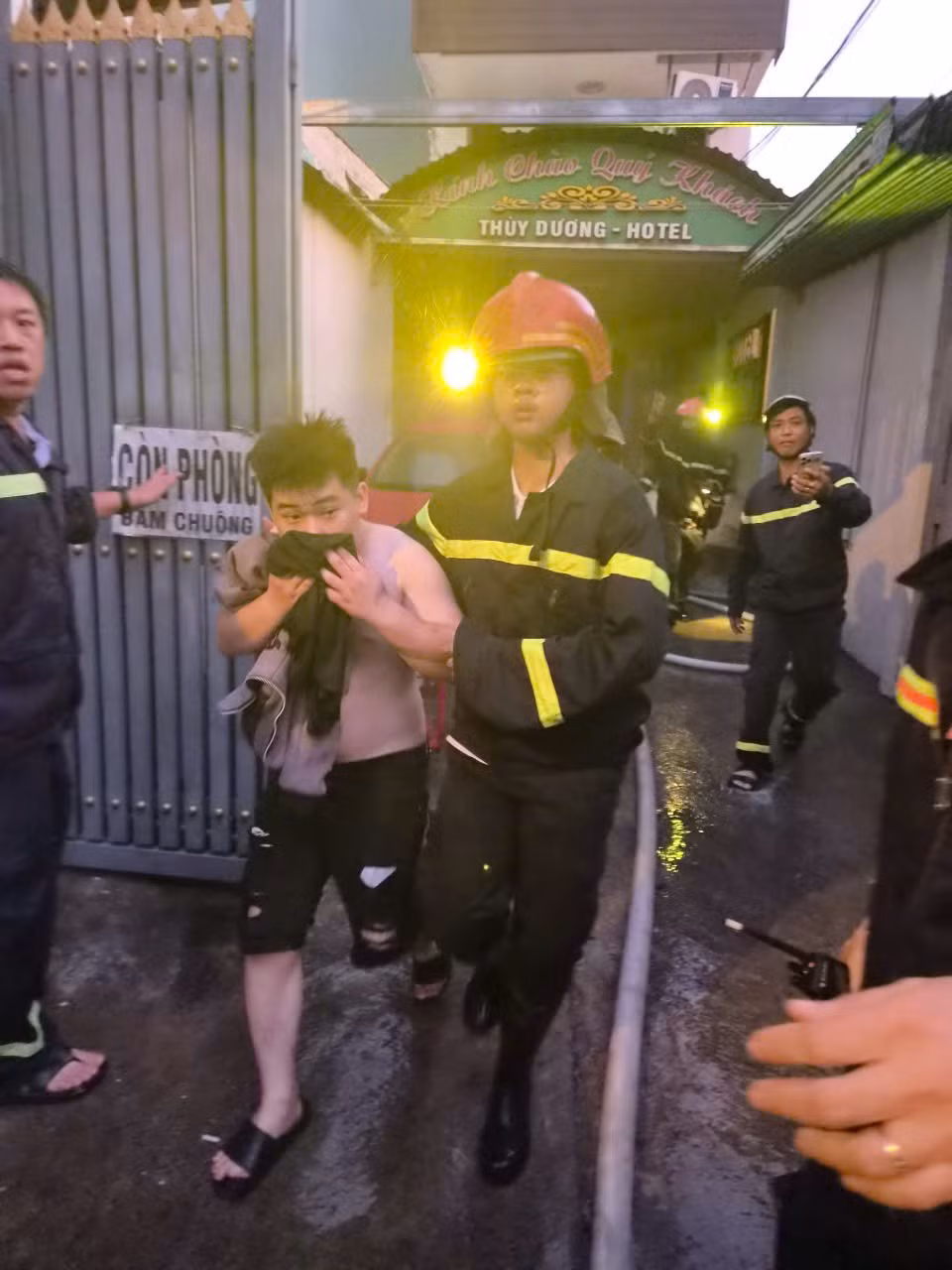 Nhiều cán bộ, chiến sĩ được điều động đến hiện trường, khống chế ngọn lửa và hỗ trợ nạn nhân thoát ra ngoài. (Ảnh: CTV/Vietnam+)