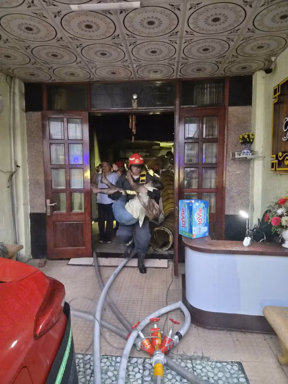 Đám cháy được dập tắt hoàn toàn, thiêu rụi khoảng 12m² trong tổng diện tích 503m² của khách sạn, bảo vệ được phần lớn tài sản bên trong. (Ảnh: CTV/Vietnam+)