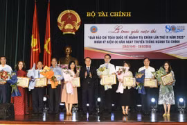 Thứ trưởng Bộ Tài chính Nguyễn Đức Chi trao giải Tập thể - Bằng khen của Bộ trưởng Bộ Tài chính cho tập thể có thành tích tiêu biểu, đóng góp tích cực vào công tác thông tin, tuyên truyền về lĩnh vực tài chính. (Ảnh: Vietnam+)