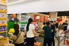Nhu cầu tiêu dùng và các hoạt động dịch vụ tiếp tục mở rộng, góp phần tích cực thúc đẩy tăng trưởng cho toàn khu vực dịch vụ. (Ảnh: Vietnam+)