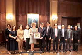 Bộ trưởng Ngô Văn Tuấn trao quà lưu niệm cho đại diện JP Morgan sau buổi làm việc song phương. (Ảnh: BTC)