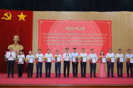 Kiểm toán Nhà nước đã trao tặng Kỷ niệm chương Vì sự nghiệp Kiểm toán Nhà nước cho 15 cá nhân tiêu biểu của ba địa phương. (Ảnh: KTNN/Vietnam+)