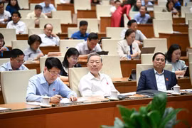 Các đại biểu Quốc hội đã ghi nhận những kết quả đáng tự hào về tình hình kinh tế-xã hội. (Ảnh: CTV/Vietnam+)