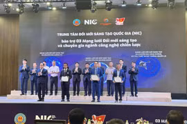 Lễ công bố thành lập ba Mạng lưới đổi mới sáng tạo và chuyên gia ngành công nghệ chiến lược mới: Lượng tử (VNQuantum), An ninh mạng (ViSecurity) và Hàng không, vũ trụ, thiết bị bay không người lái (UAV Việt Nam) ngày 25/08/2025. (Ảnh: Vietnam+)