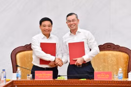 Phó Thủ tướng Nguyễn Văn Thắng và Bộ trưởng Bộ Tài chính Ngô Văn Tuấn trao Biên bản bàn giao công tác. (Ảnh: BTC/Vietnam+)