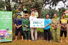 Nông dân được trao tặng cây điều giống chất lượng cao từ OFI Việt Nam. (Ảnh: Tài Lộc/Vietnam+) 