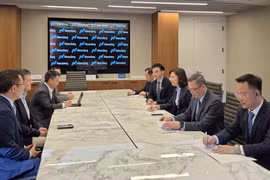 Chủ tịch Ủy ban Chứng khoán Nhà nước Vũ Thị Chân Phương đã có buổi làm việc với ông Robert H. McCooey Jr. Phó Chủ tịch Nasdaq. (Ảnh: UBCKNN)