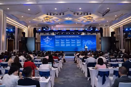 Thị trường chứng khoán sẽ trở thành một kênh cung ứng vốn trung và dài hạn hiệu quả cho nền kinh tế đồng thời là cầu nối chặt chẽ hơn giữa dòng vốn trong nước và quốc tế. (Ảnh: Vietnam+)
