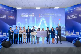 Giải Nhất thuộc về Đội L-GPT 6.7 với dự án Lawgic, nhận giải thưởng trị giá 10.000 USD. (Ảnh: Vietnam+)
