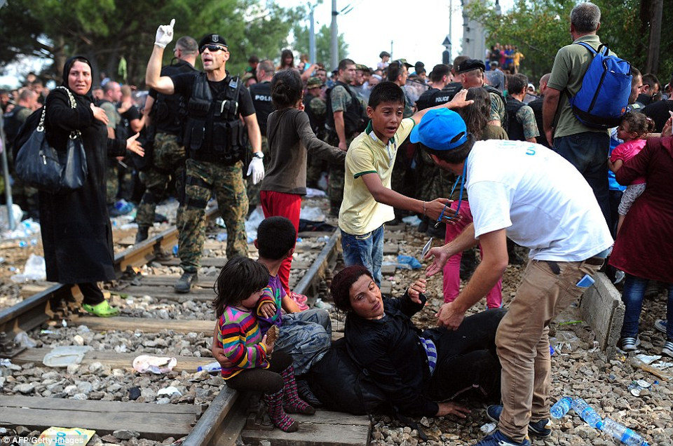 Phụ nữ và trẻ em luôn là những người chịu tổn thương nhiều nhất. (AFP)
