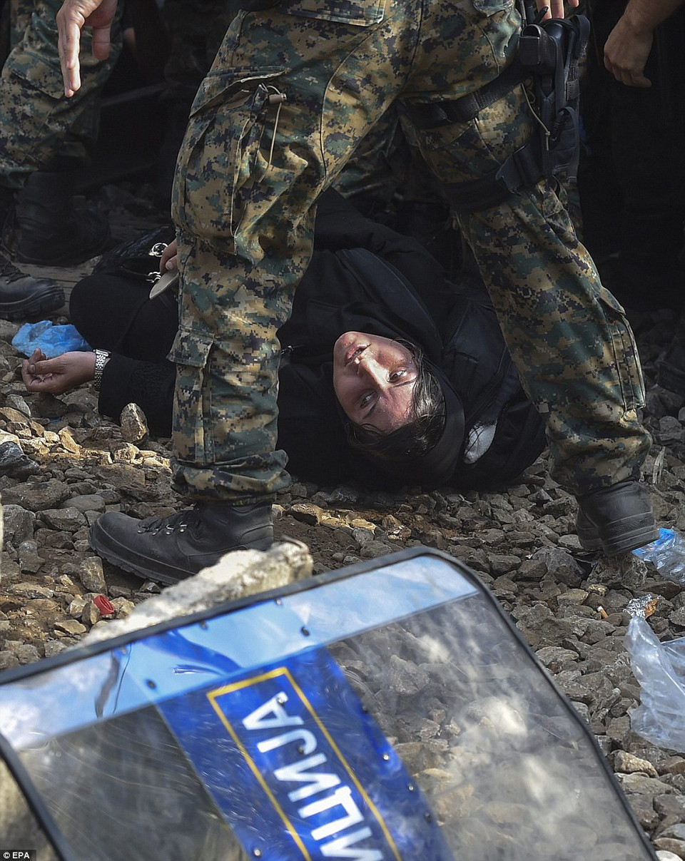 Ảnh mắt kinh hoàng xen lẫn tuyệt vọng của một người phụ nữ. (EPA)