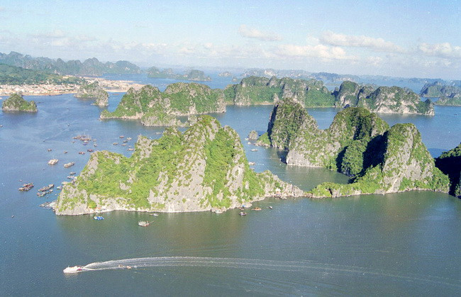 Phong cảnh Vịnh Hạ Long. (Ảnh: Vĩnh Cát/TTXVN)