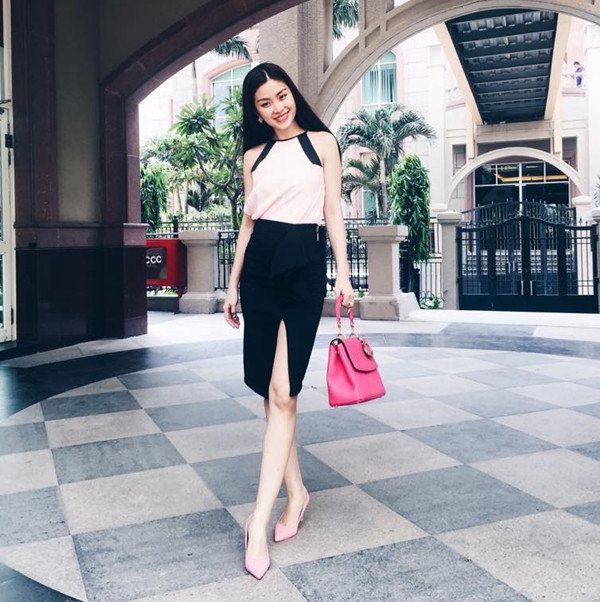 Áo cổ yếm và chân váy bút chì xẻ tà được phối hài hòa cùng nhau đã giúp Diễm Trang tôn nét thanh lịch, đài các.