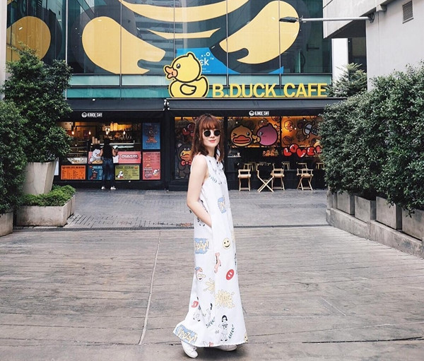 Yến Nhi thu hút sự chú ý trên phố khi diện đầm maxi (đầm dài qua mắt cá chân) in họa tiết vui nhộn. 